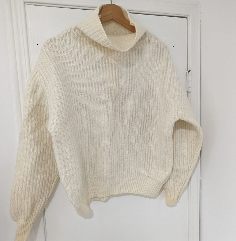 Cream woolen sweatshirt from Wilfred by Aritzia 100% Marino wool Size US Medium